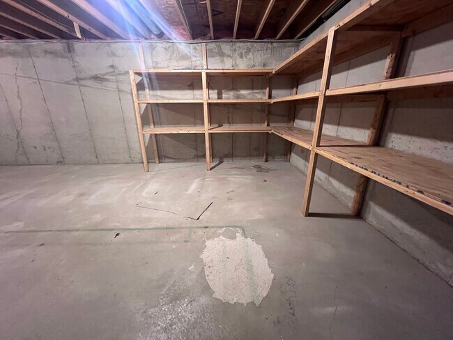 Building Photo - Rockford Schools! 3 Bedroom Duplex