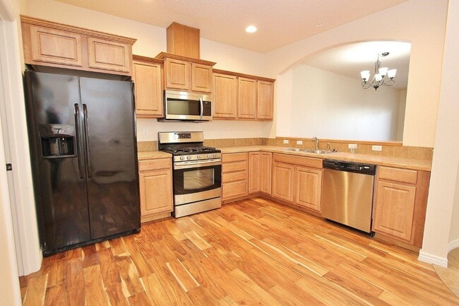 Building Photo - 2122 W Pine Ave