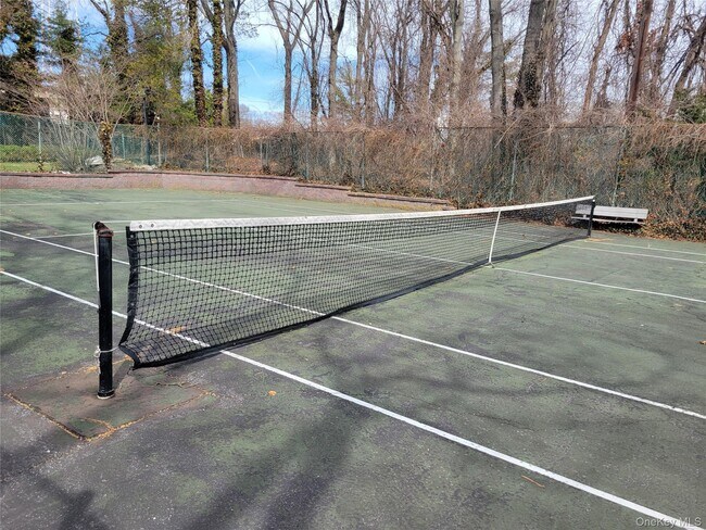 Building Photo - 100 Town House Village