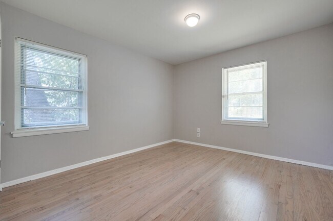 Building Photo - 2442 Oates Dr