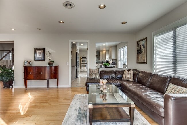 Building Photo - 11 Beethoven Ave