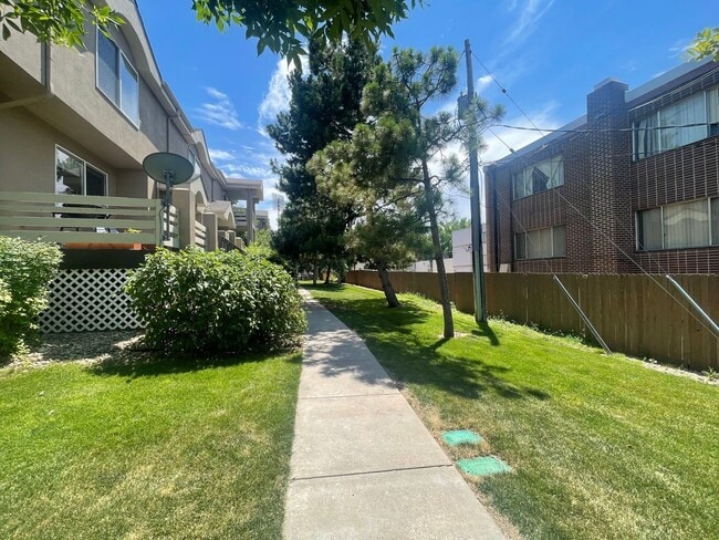 Building Photo - Premier Location!