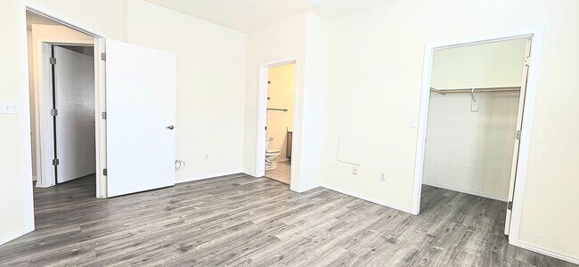 Building Photo - Beautiful 3 Bedroom, 2 Bath Condo In The NE!