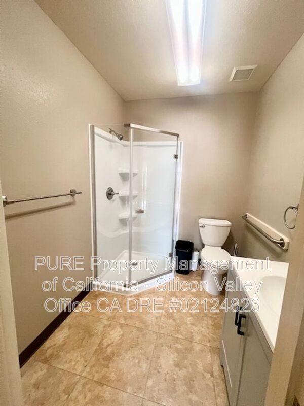 Building Photo - 717 E Lake Ave