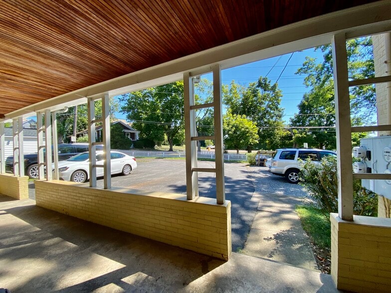 Building Photo - 625 Bloom St