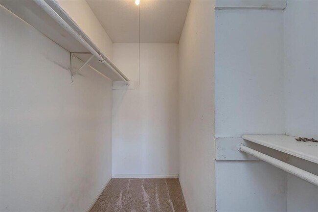Building Photo - 811 Threadneedle St