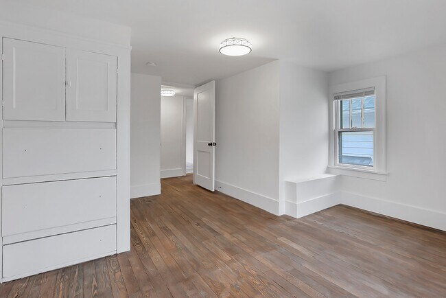 Building Photo - 743 Lilley Ave