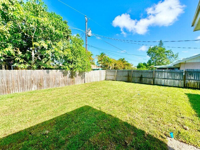 Building Photo - ** CENTRAL NAPLES ** 3 BED + DEN / 2 BATH ...