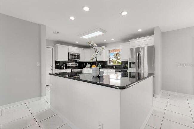 Building Photo - Remodeled Pool Home Located in the Very De...