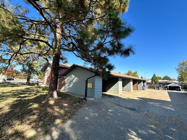 Building Photo - Spacious 2Br/1.5Ba End-Unit Townhome with Carport & Extra Storage