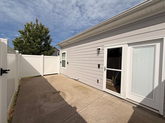 Building Photo - Gorgeous 2 BR 2.5 Bath End Unit Townhome - Available Now in Murfreesboro!
