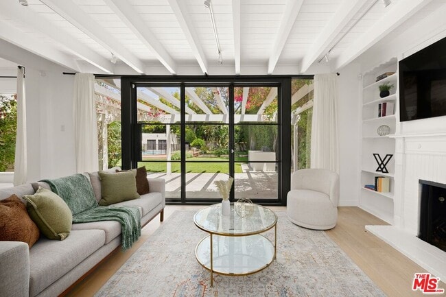 Building Photo - 712 N Rodeo Dr