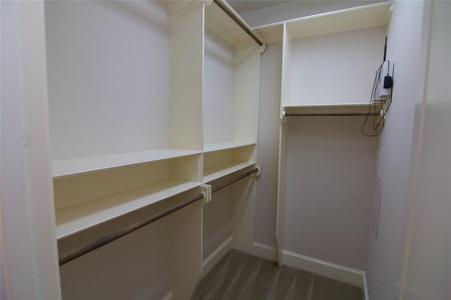 Building Photo - 6353 Richmond Ave