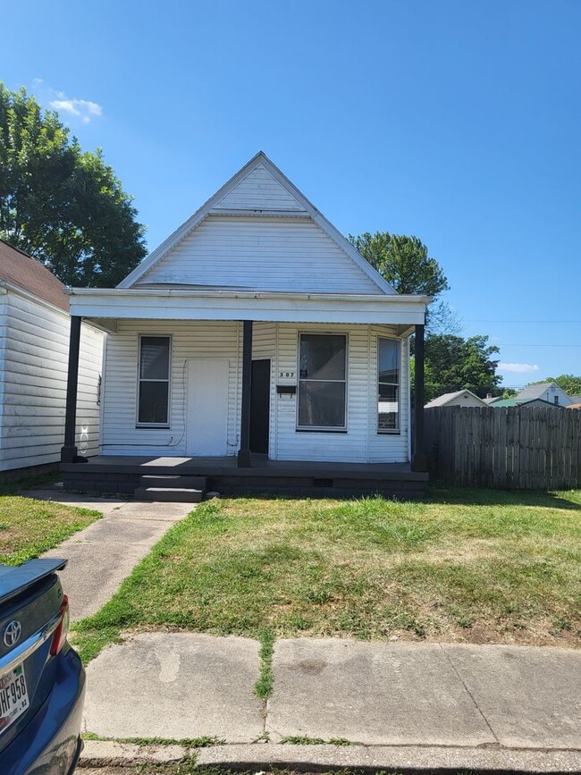 Building Photo - 3 bed 2 bath house