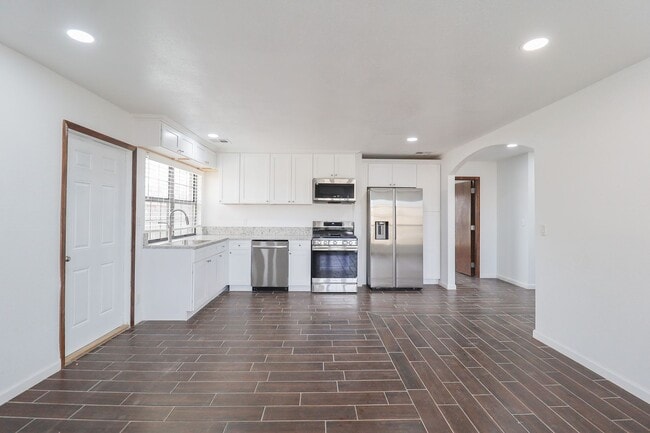 Building Photo - 4 Bed | 2 Bath in East Tulsa!