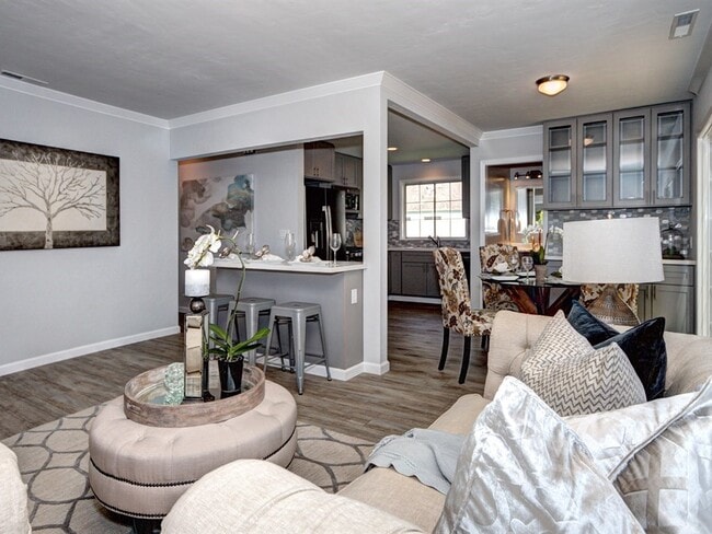 Building Photo - 1545 Walnut Grove Ave