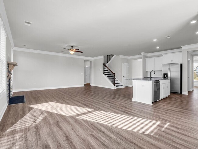 Building Photo - Like new home available in Hendersonville. Take advantage of our $3,500 six-month special when yo...