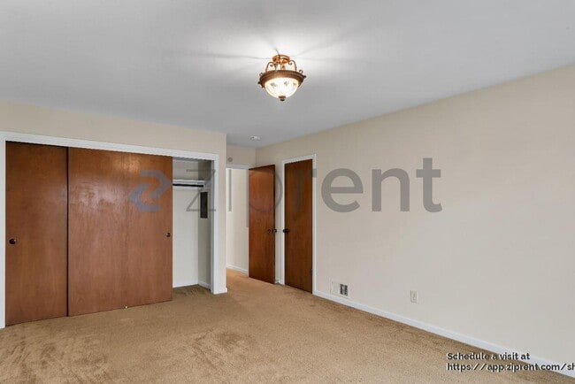 Building Photo - 280 Prague St