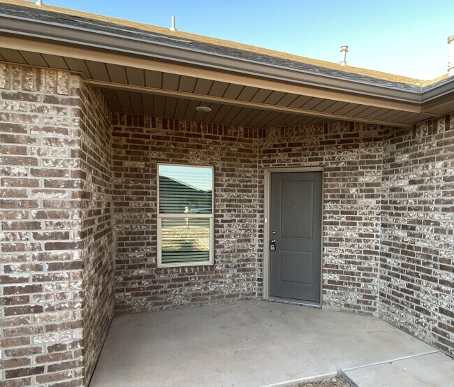 Building Photo - Don't miss out on this move in special of ...