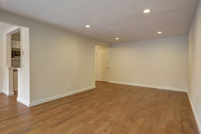 Building Photo - Prime Bellevue Location | 2 Bed Condo + Garage + Pool