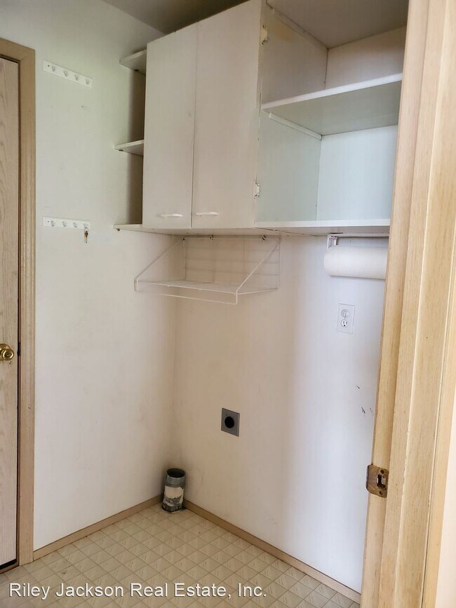 Building Photo - 3 br, 2.5 bath House - 5606 Mount Olympus ...
