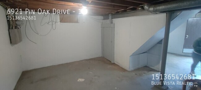 Building Photo - 6921 Pin Oak Dr