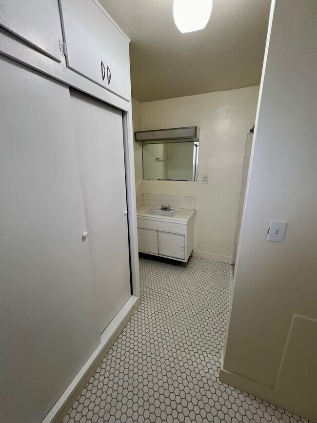 Bathroom #1 - 2504 Drake St