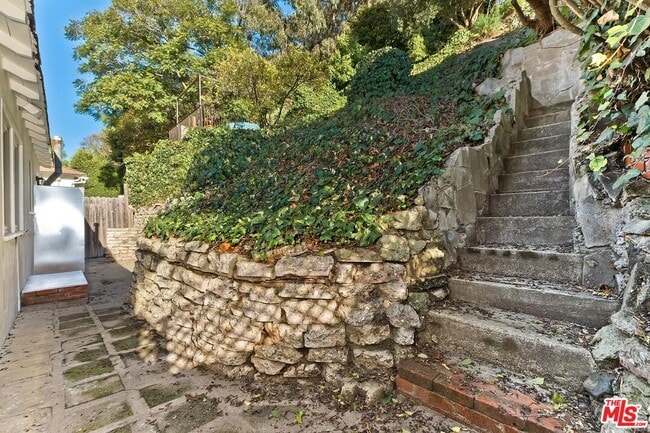 Building Photo - 406 Entrada Dr