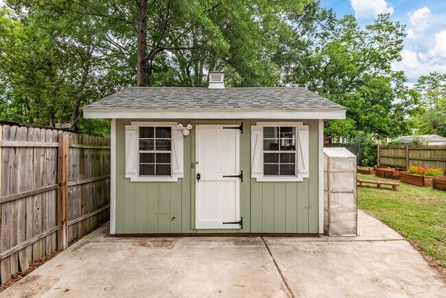 Building Photo - Cute 3 BR Bungalow with Backyard Oasis!