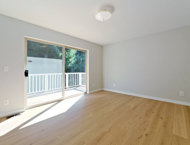 Building Photo - 721 Crown Dr