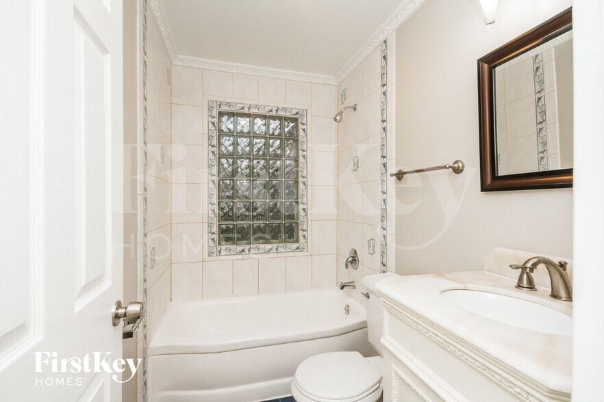 Building Photo - 439 W Margaret Terrace