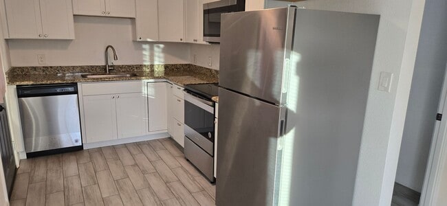Building Photo - Newly Remodeled 2 Bedroom 1 Bath Condo