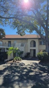 Building Photo - Annual turnkey furnished ground floor cond...