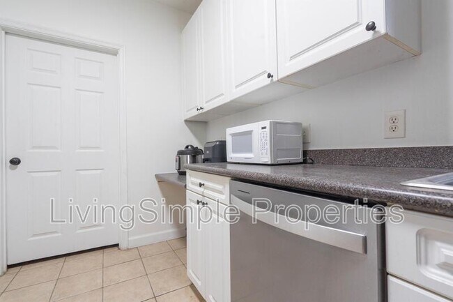 Building Photo - 501 Hungerford Dr