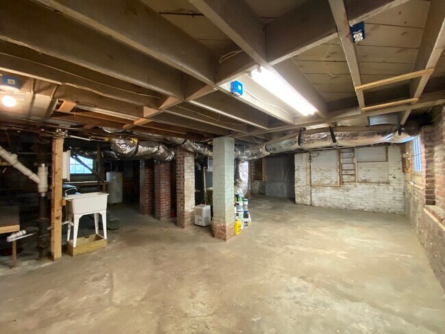 Building Photo - 407 W Carver St