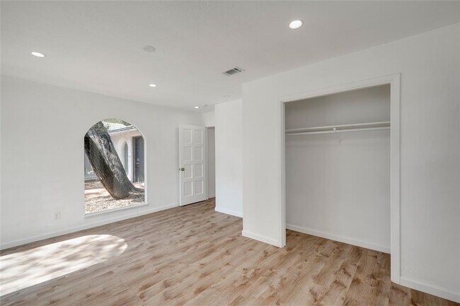 Building Photo - 4202 N Hills Dr