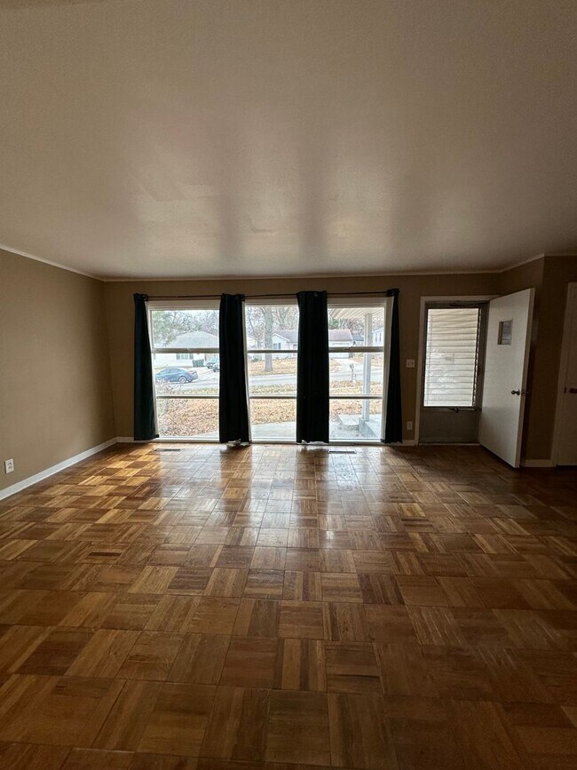 Building Photo - 4Bed 2Bath-6 Month Lease Option!