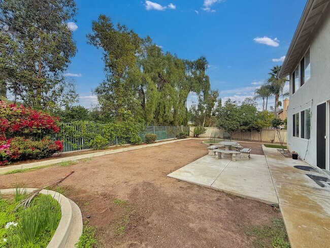 Building Photo - Beautiful 5B/3BA Home in Vista Available for Rent!