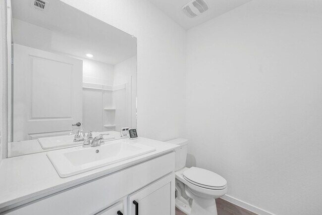 Building Photo - **Experience Modern Living in Valle Sol  T...