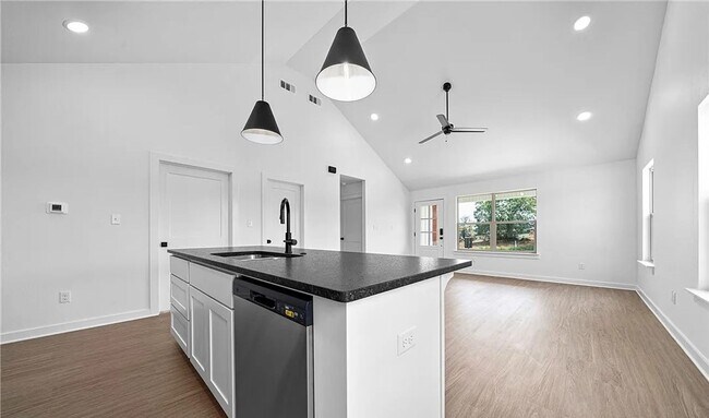 Building Photo - New 2 bedroom 2 bath house/FLEXIBLE LEASE TERM