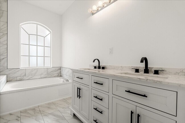 Building Photo - Stunning 4-Bedroom Lakefront Pool Home in ...