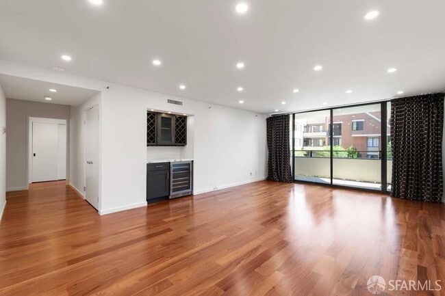 Primary Photo - 101 Lombard St