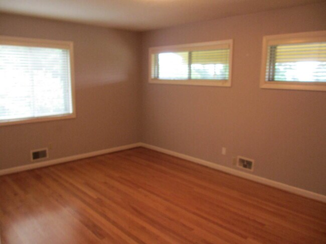 Building Photo - SW PDX Spacious Mid-Century Home Located i...