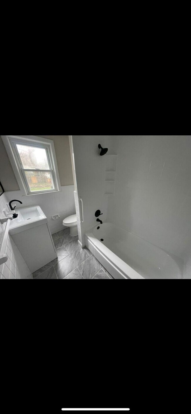 Building Photo - 206 Ava Ave