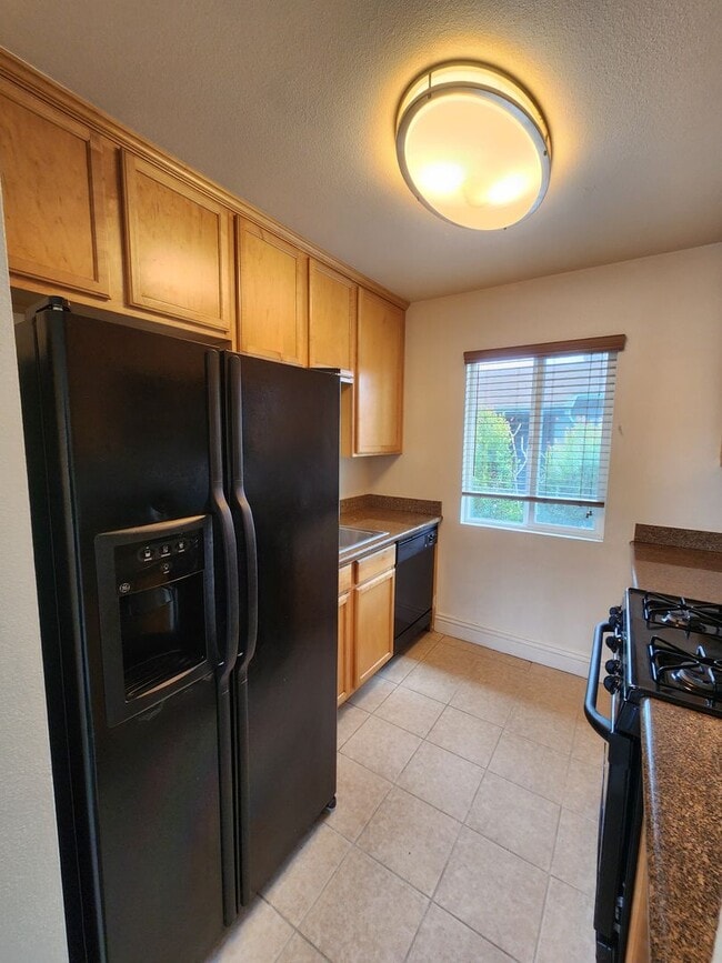 Building Photo - Clean Upstairs Unit In Convenient Location- Close to SDSU!