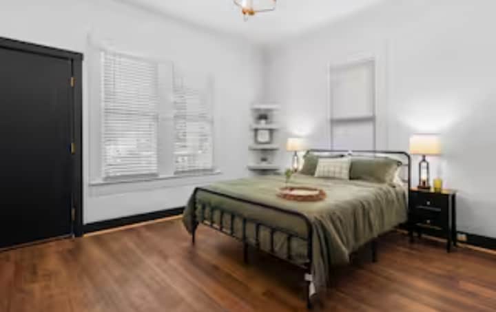 Building Photo - 102 W 5th St