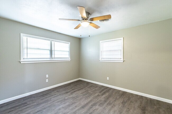 Building Photo - Large 3 bedroom with 2 living areas. Easy ...