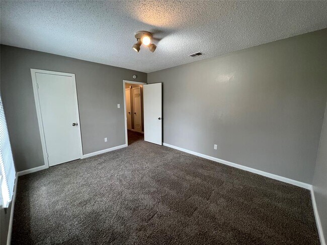 Building Photo - 11710 Stone Bridge Dr