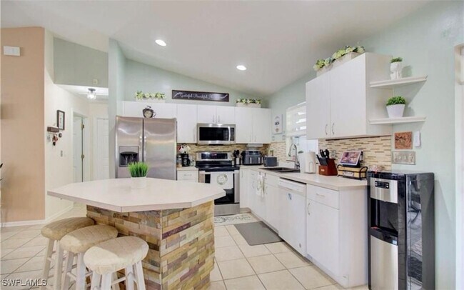 Building Photo - 836 Woodridge Cir