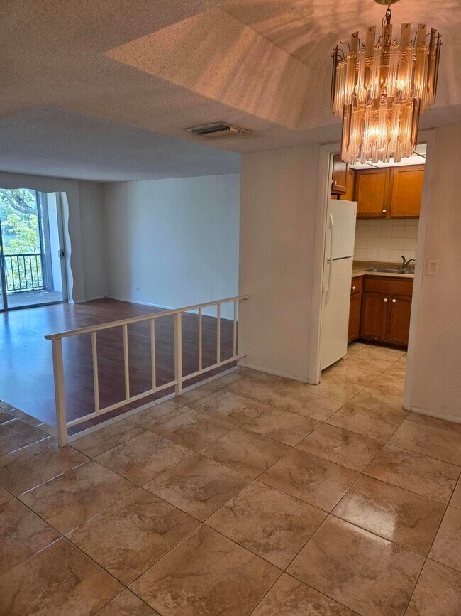 Building Photo - 3720 Inverrary Dr